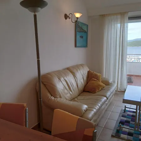 Adrian アパート *